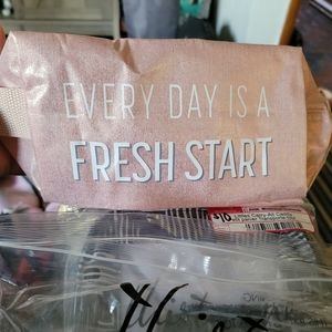 Thirtyone lets go pouch